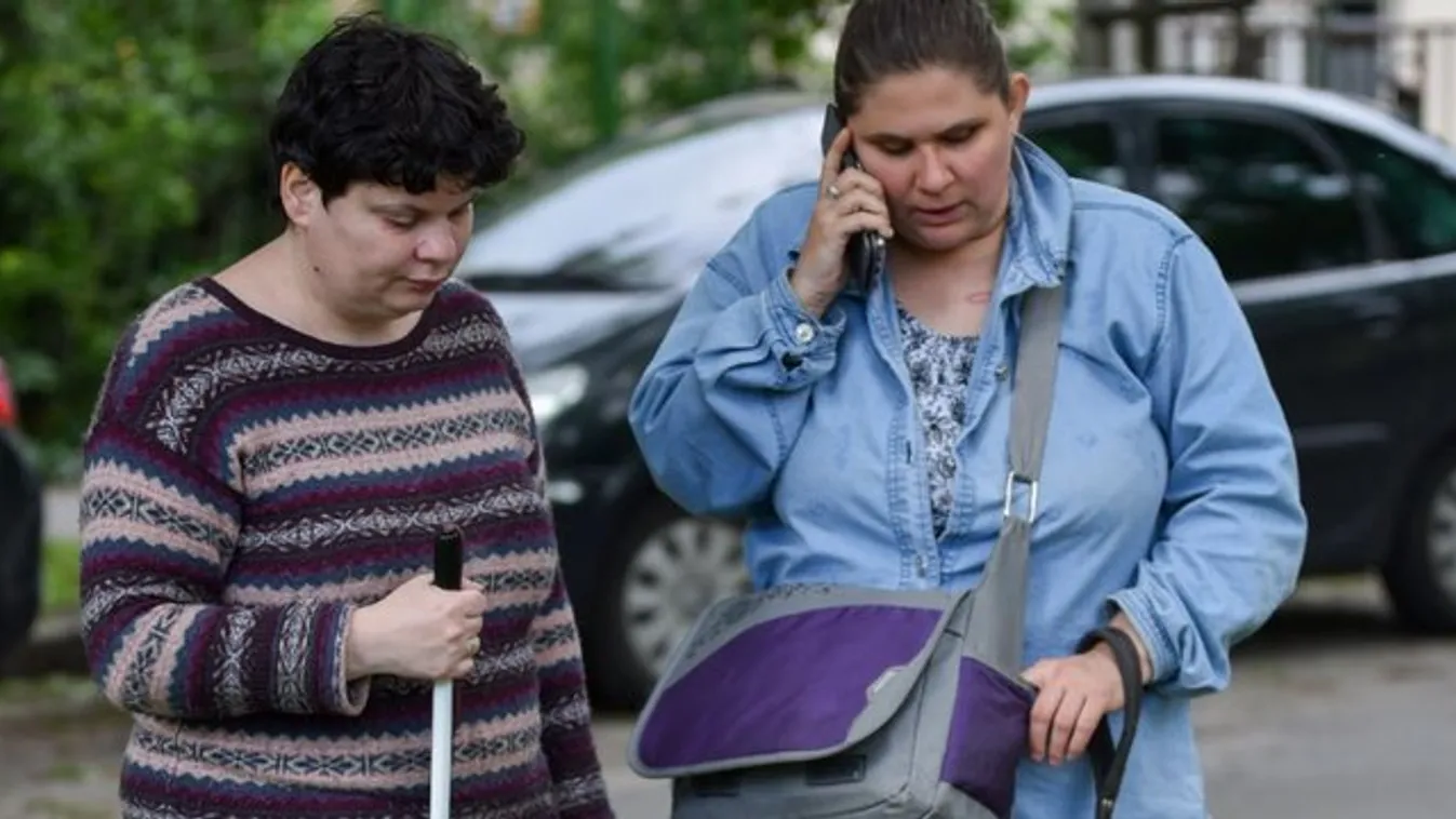 Aljas trükkel lopták el a vak lányok telefonját