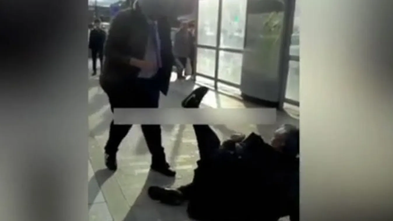 Vérlázító: röhögve videóztak a tinik, miközben társuk a földön fekvő idős urat rugdosta – videó