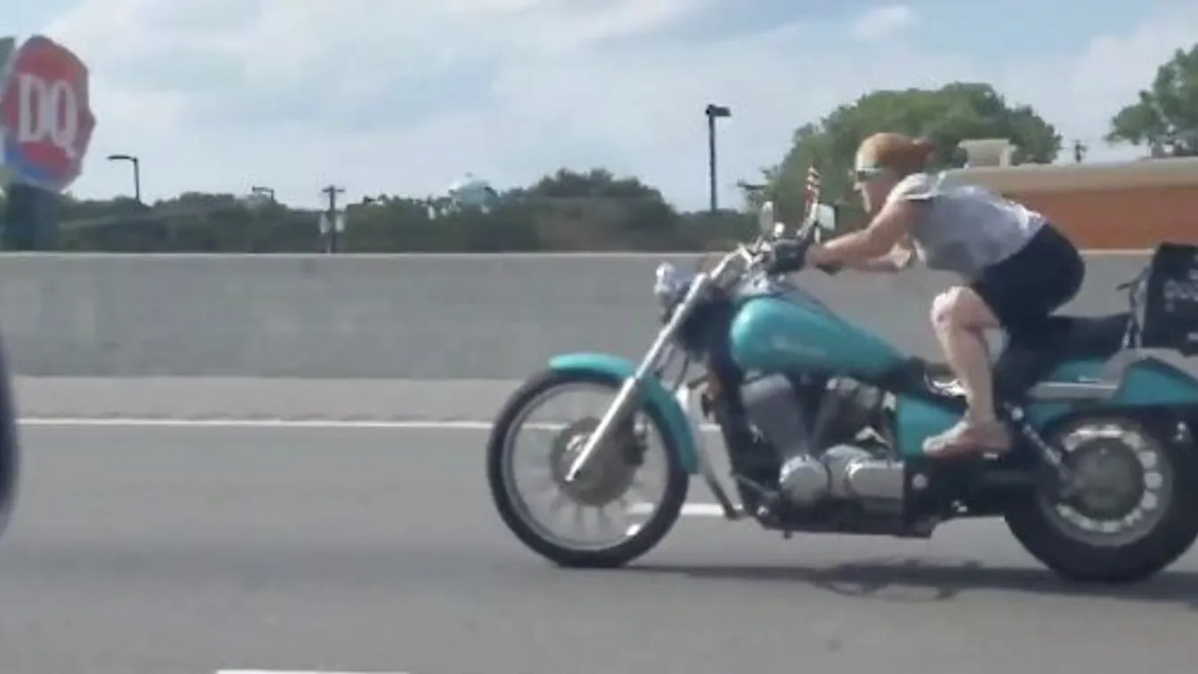Őrült táncot járt a motoron egy nő