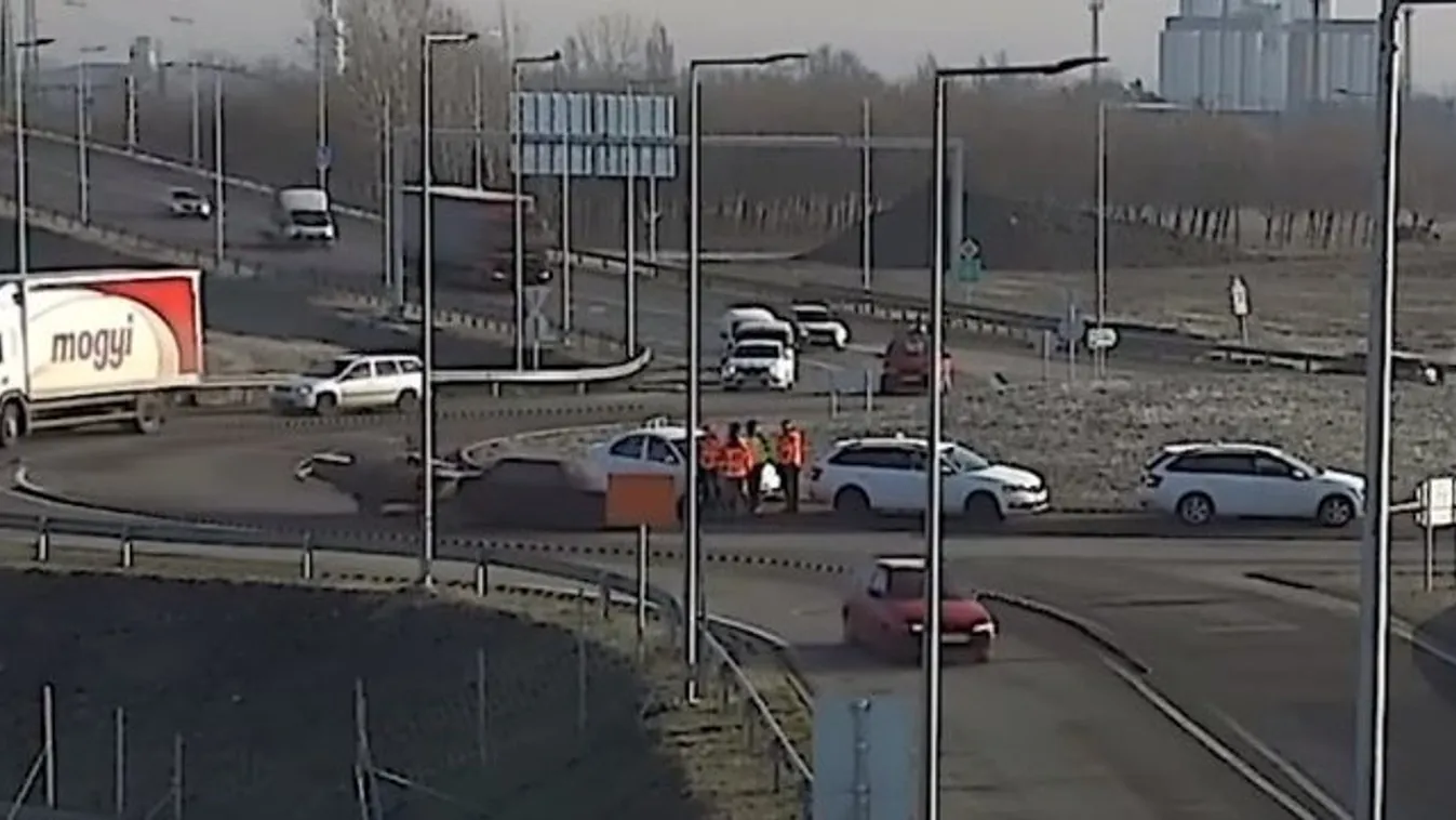 Életveszélyes manővereket hajtanak végre az autósok az M44-esen – videó