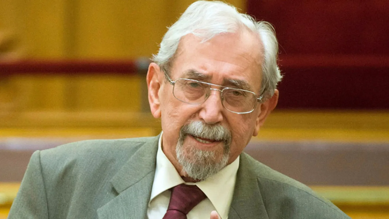 Mentő vitte el a Parlamentből a KDNP-s politikust