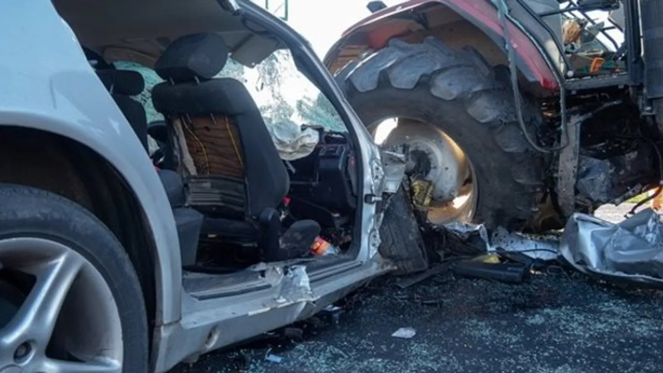 Megrázó fotók: két életet követelt, amikor egy traktor és egy autó karambolozott
