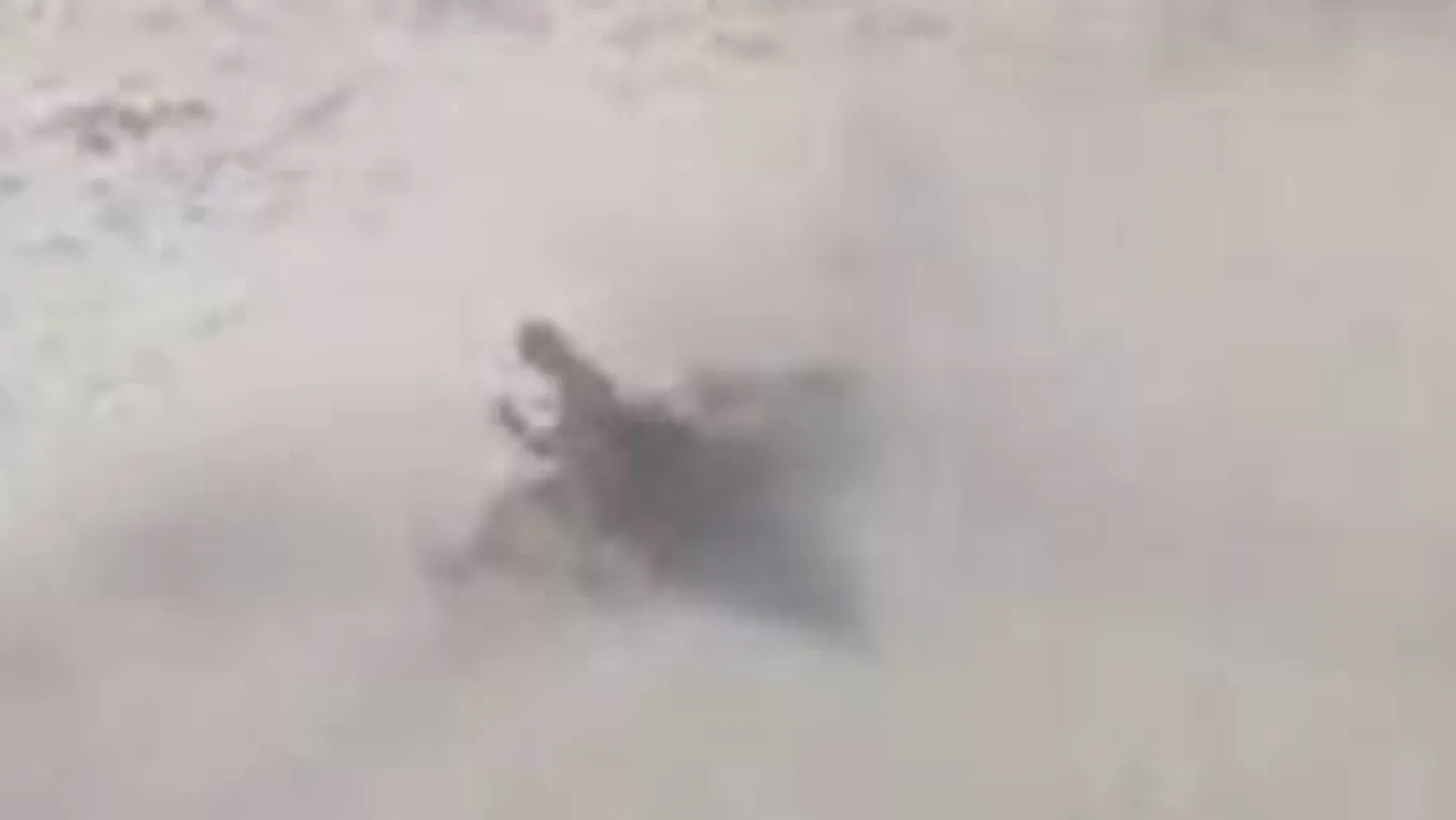 Helikopterrel söpörték el a brazil rendőrök a tengerparton szerelmeskedő párt – videó 