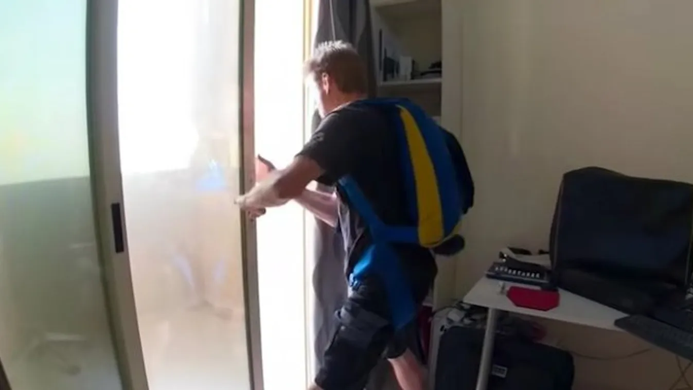 Ejtőernyővel ugrott le a boltba a 29. emeletről, mert elfogyott otthon a tej - videó