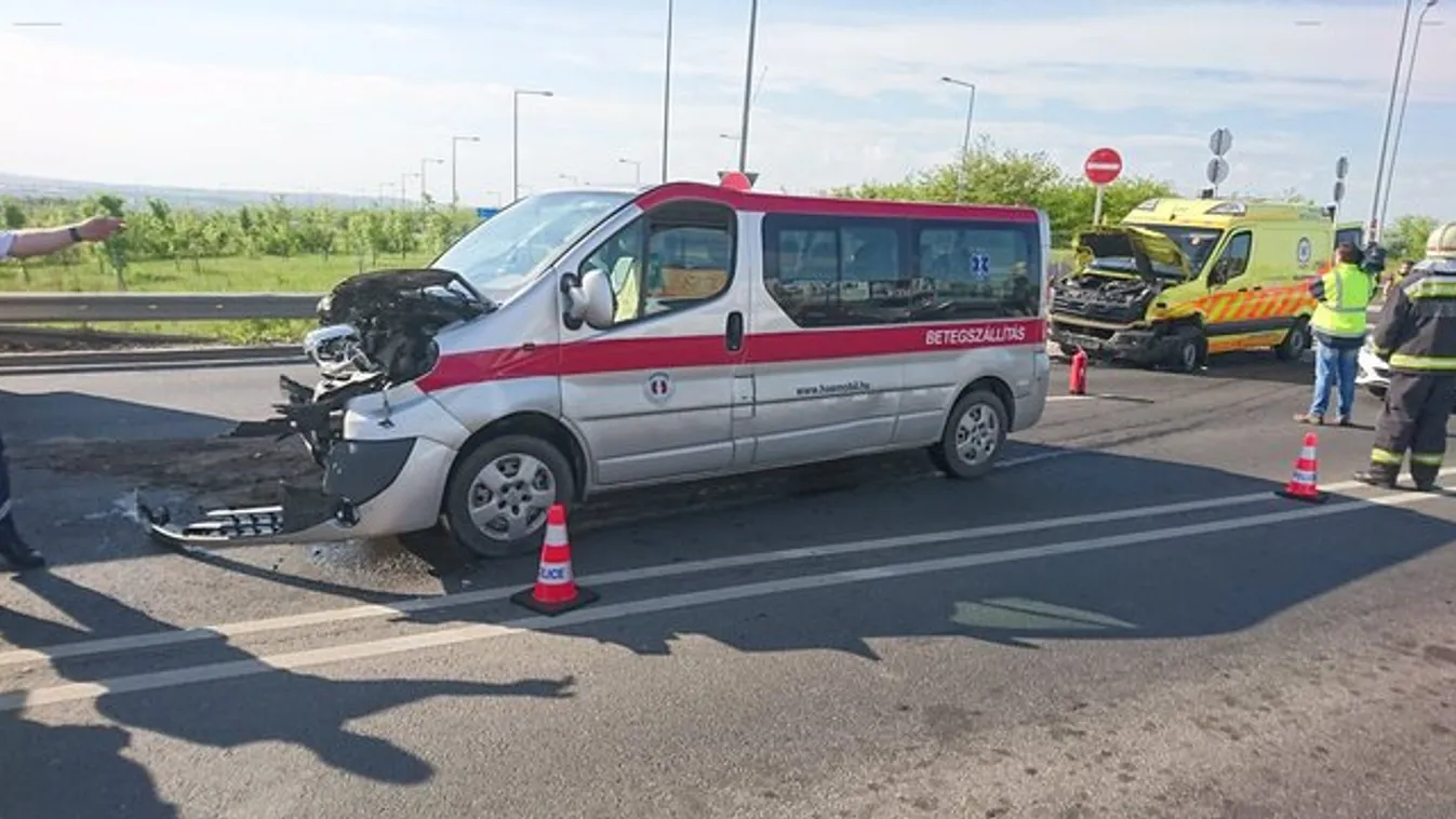 Beteget szállító mentőautó ütközött Budapesten, két mentős megsérült – fotók