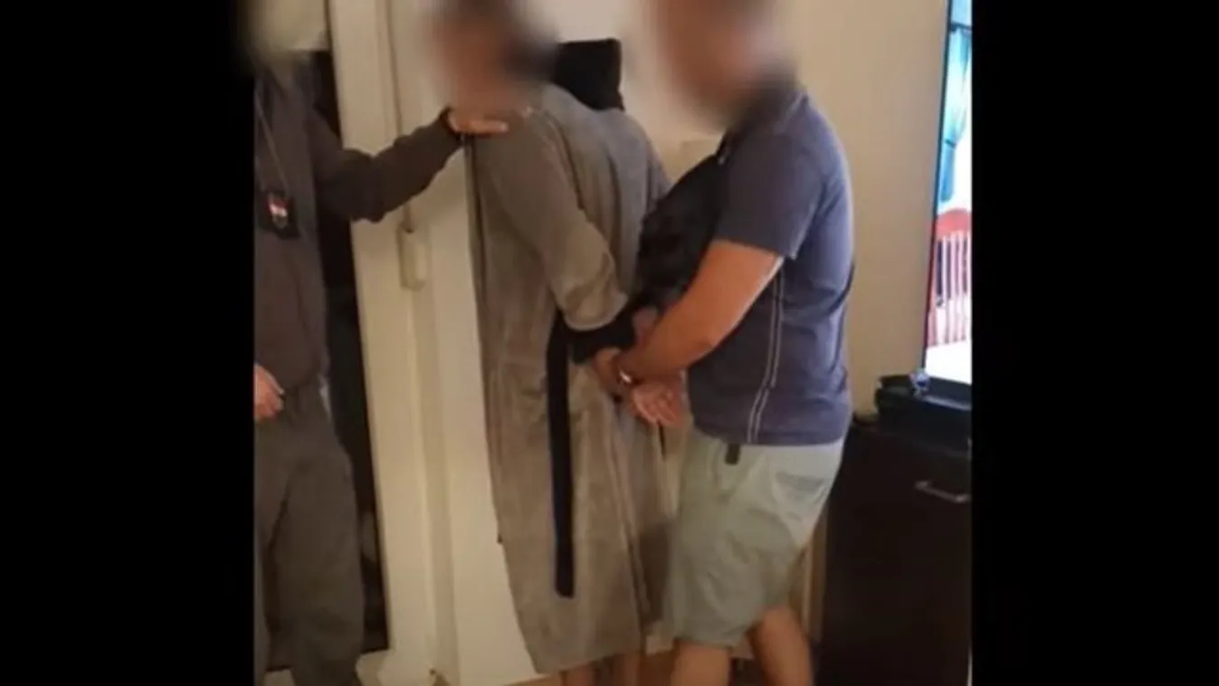 Lecsaptak a rendőrök a fürdőköpenyes férfira, durva, mit találtak a lakásán - videó