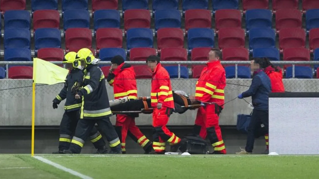 Sokkoló pillanatok a Mol Vidi-Újpest meccsen: mentőt kellett hívni egy lezuhant szurkolóhoz - fotók