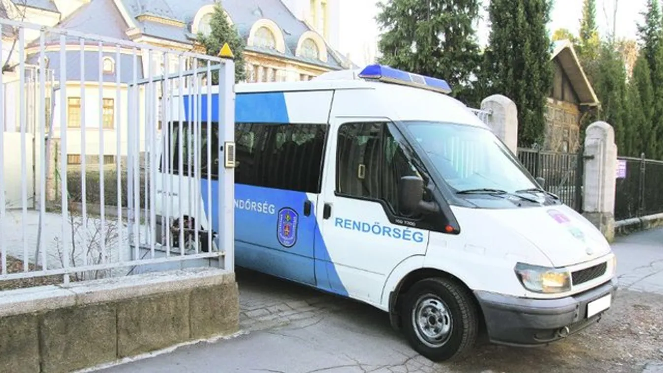Rendőrök vitték el a 11 éves Tibit