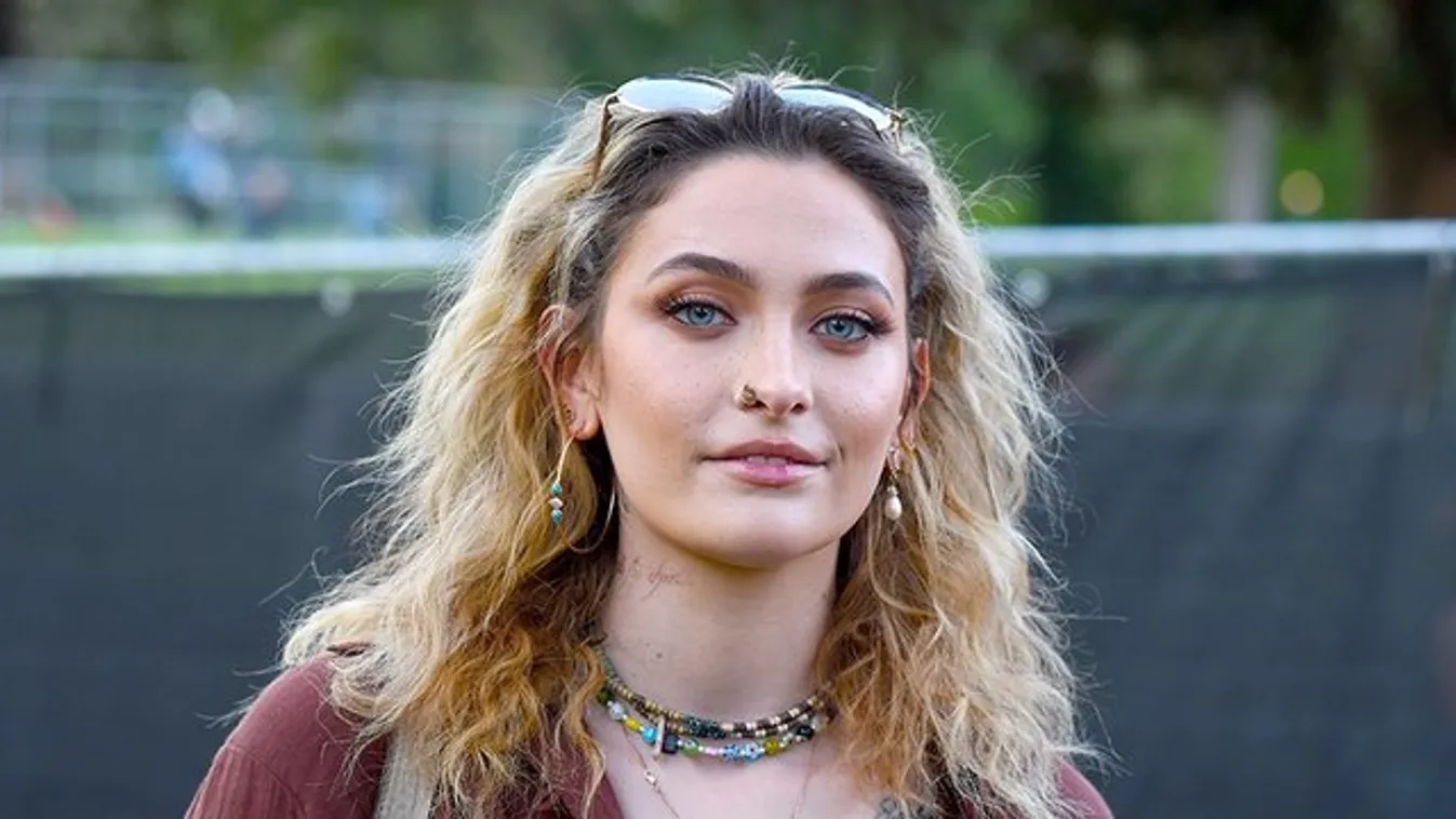 Olyan szoknyát vett fel Michael Jackson lánya, hogy aki nem fordult meg utána, nagy valószínűséggel vak