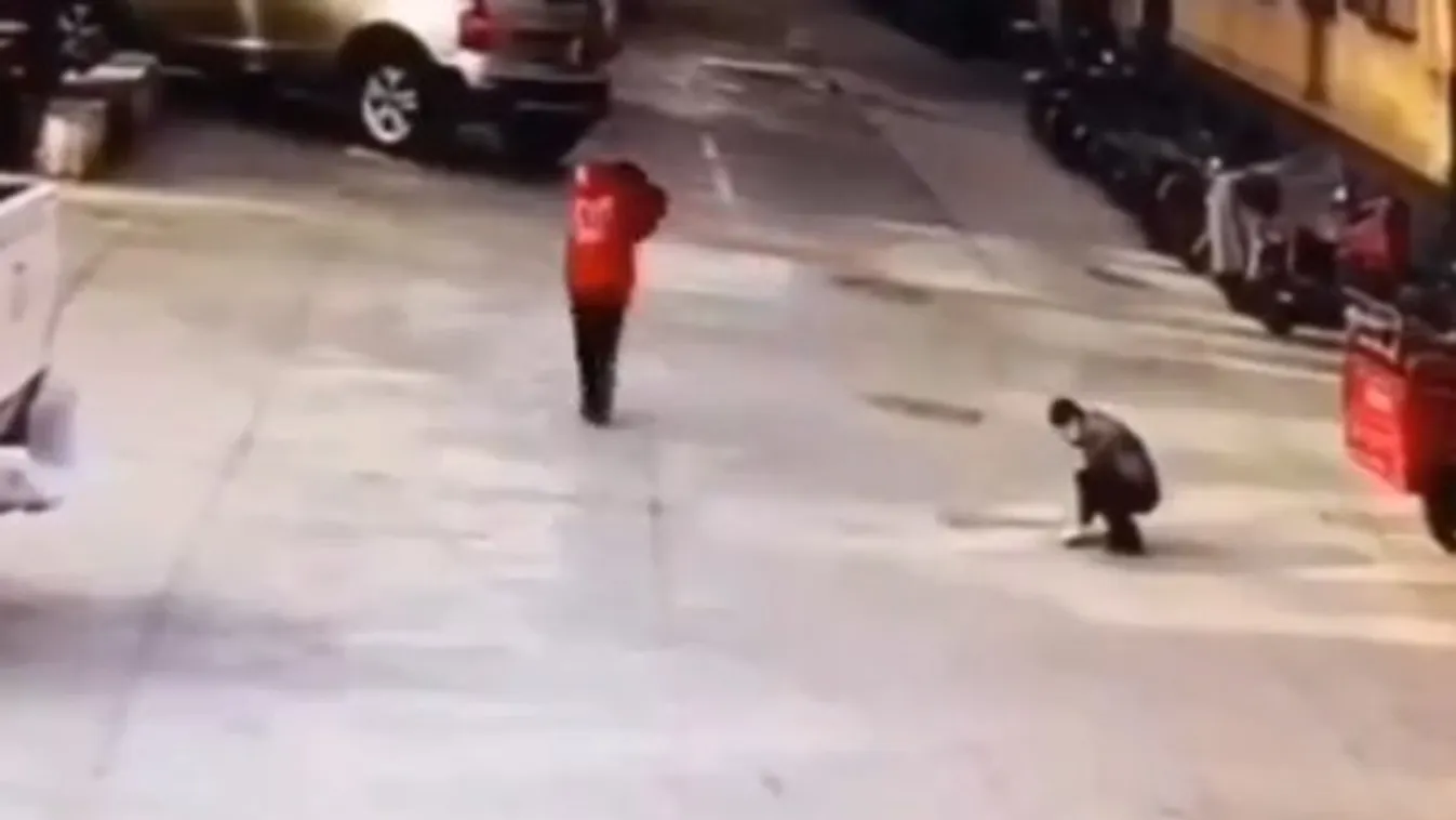 Szó szerint a levegőbe repült egy nyolcéves kisfiú miután egy petárdát dobott az aknába - videó