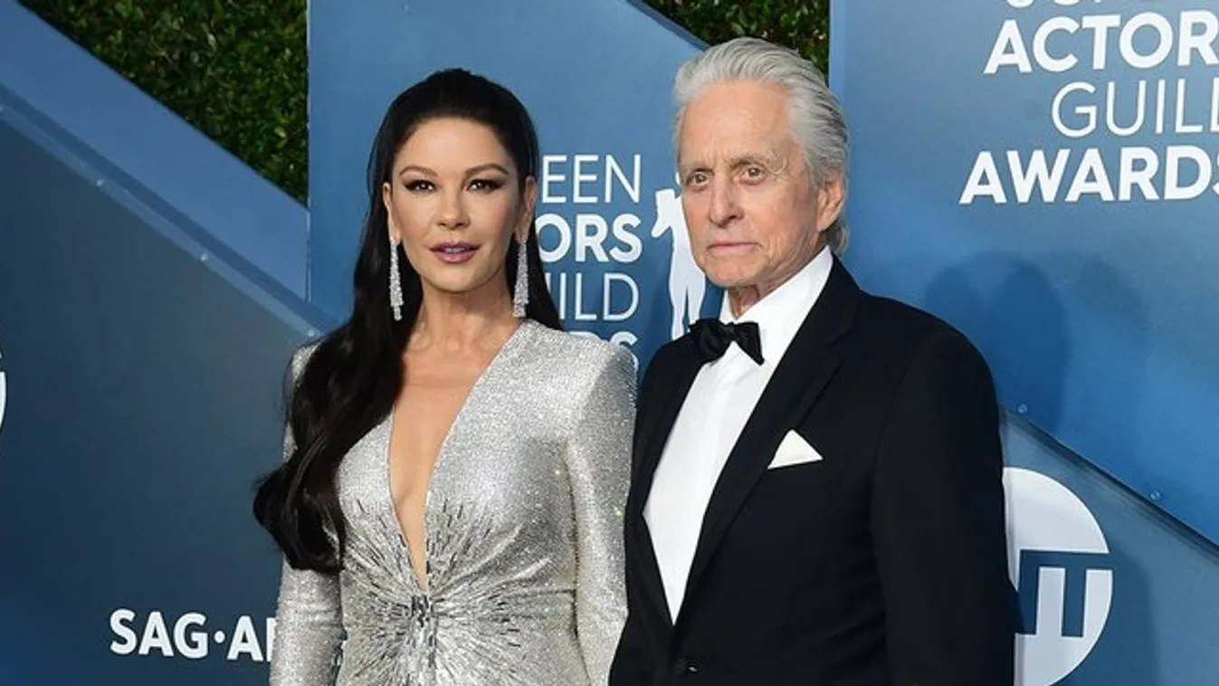 Michael Douglas kihasználja a négy fal közt töltött időt: épp biliárdozni tanítja a feleségét