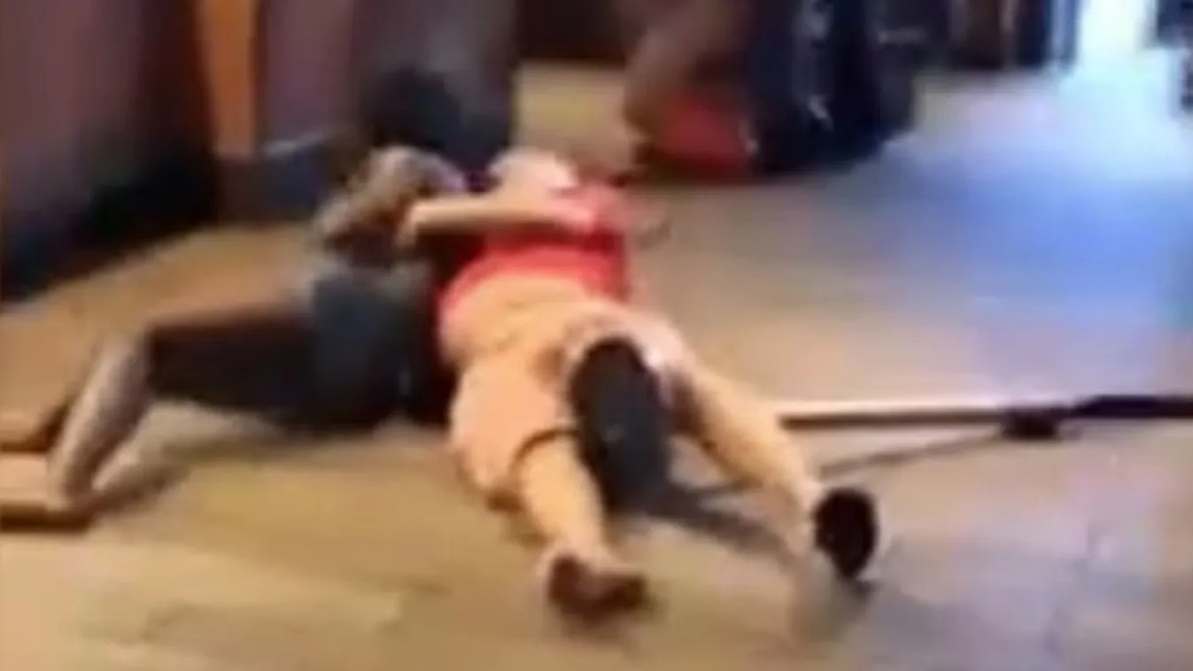 Idős apuka verte meg a lányát felpofozó agresszív vásárlót – videó