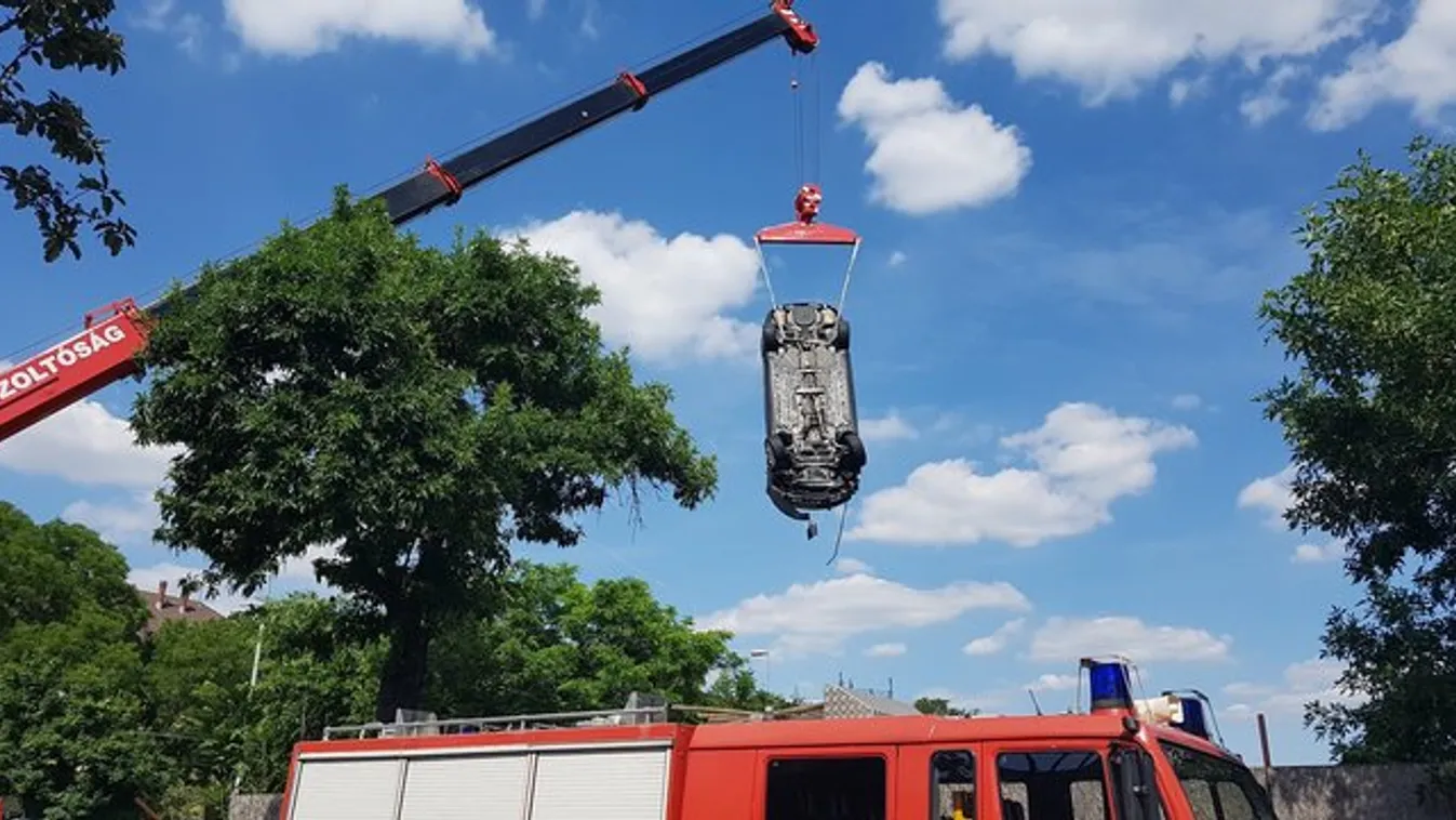 Bányatóba zuhant egy előzés közben leszorított autó a X. kerületben - videó