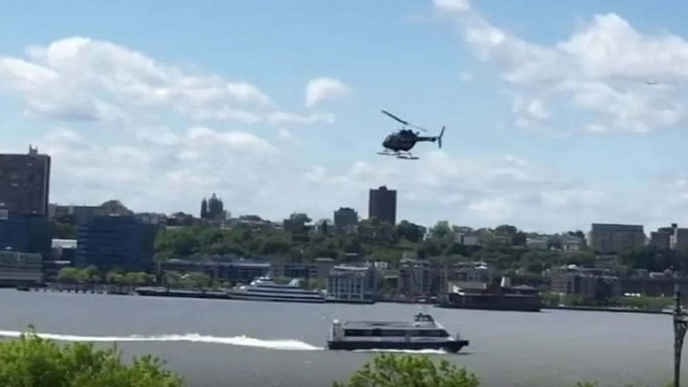 Videón a sokkoló pillanat - folyóba csapódott a helikopter