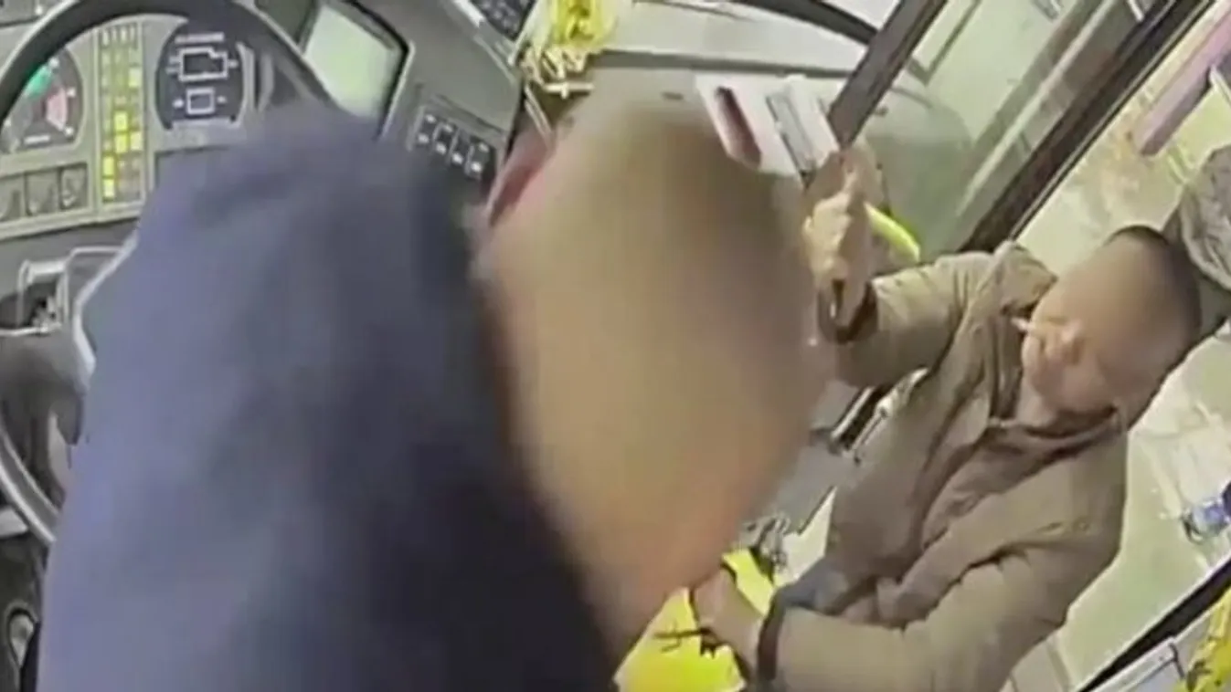 Késelt, miután rászóltak: ne cigizzen a buszon - videó