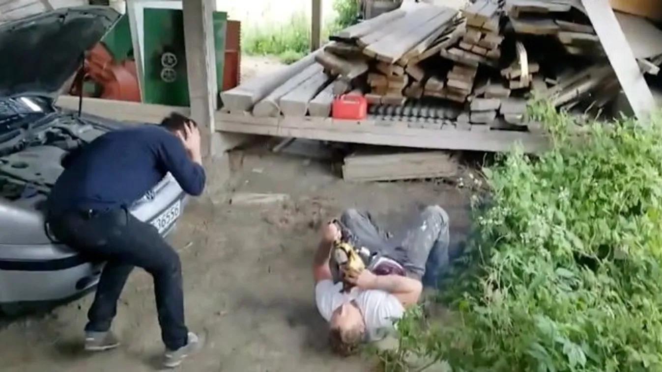 Ez az év egyik legviccesebb videója: jól átverte a haverját a láncfűrészes