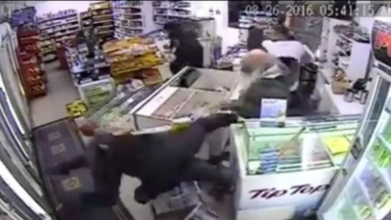 Nem semmi! A nyugdíjas és fia kiverte a rablókat a boltból – videó