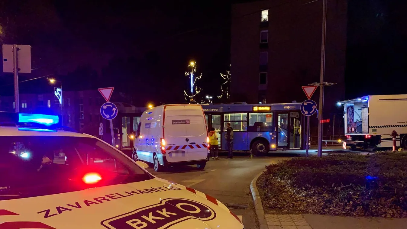 Ilyet se sűrűn látni: virágágyásba ragadt egy busz a Szépvölgyi úton