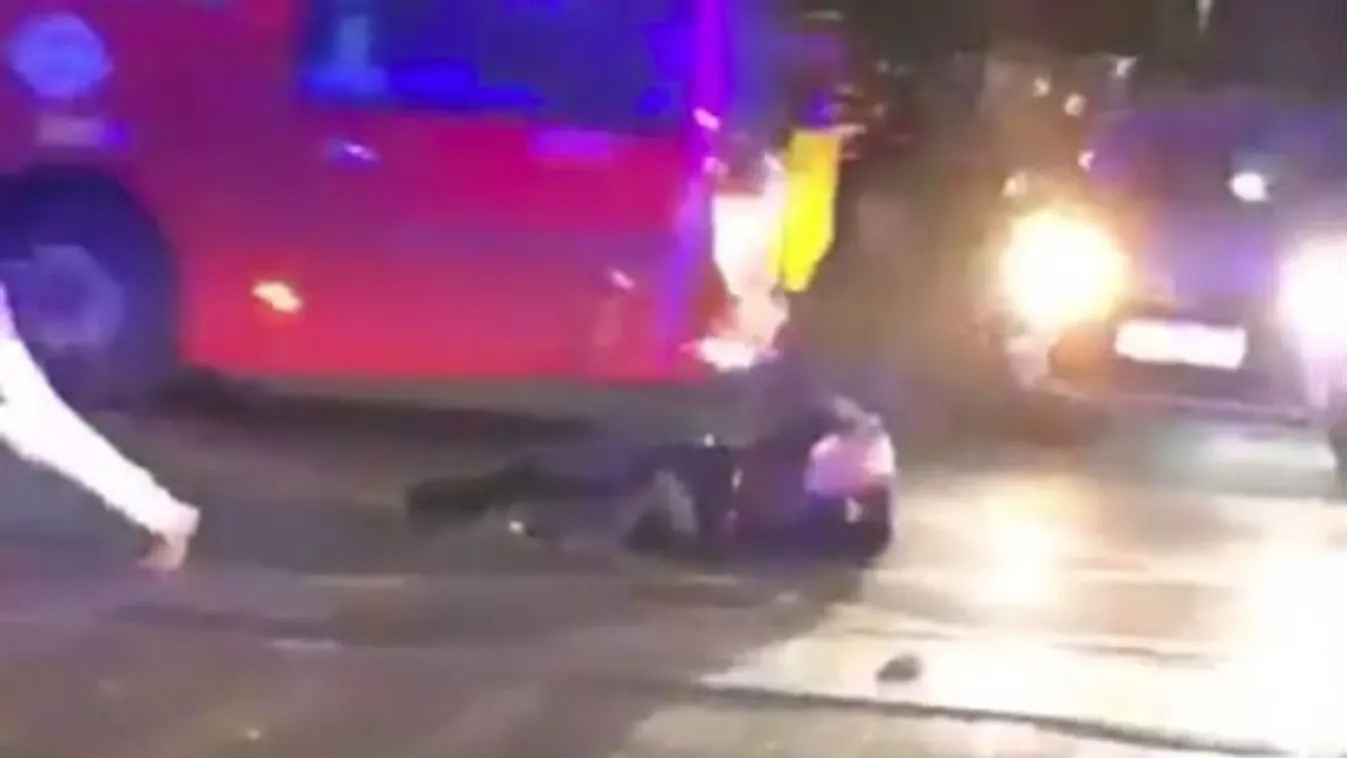 Rémisztő látvány: Busz alá rúgta a rendőrnőt egy fiatal - videó