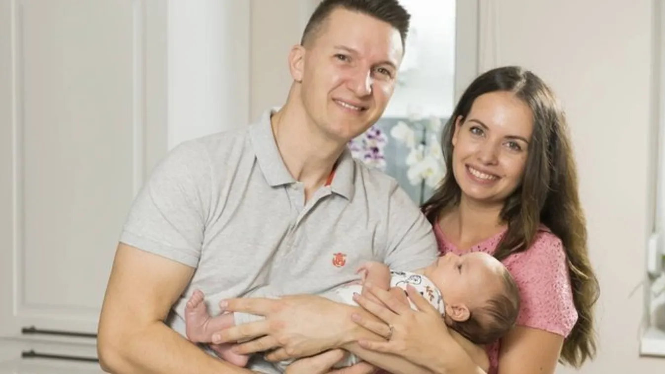 Gyönyörű a magyar énekes kisbabája, nem tud betelni a látványával - fotók