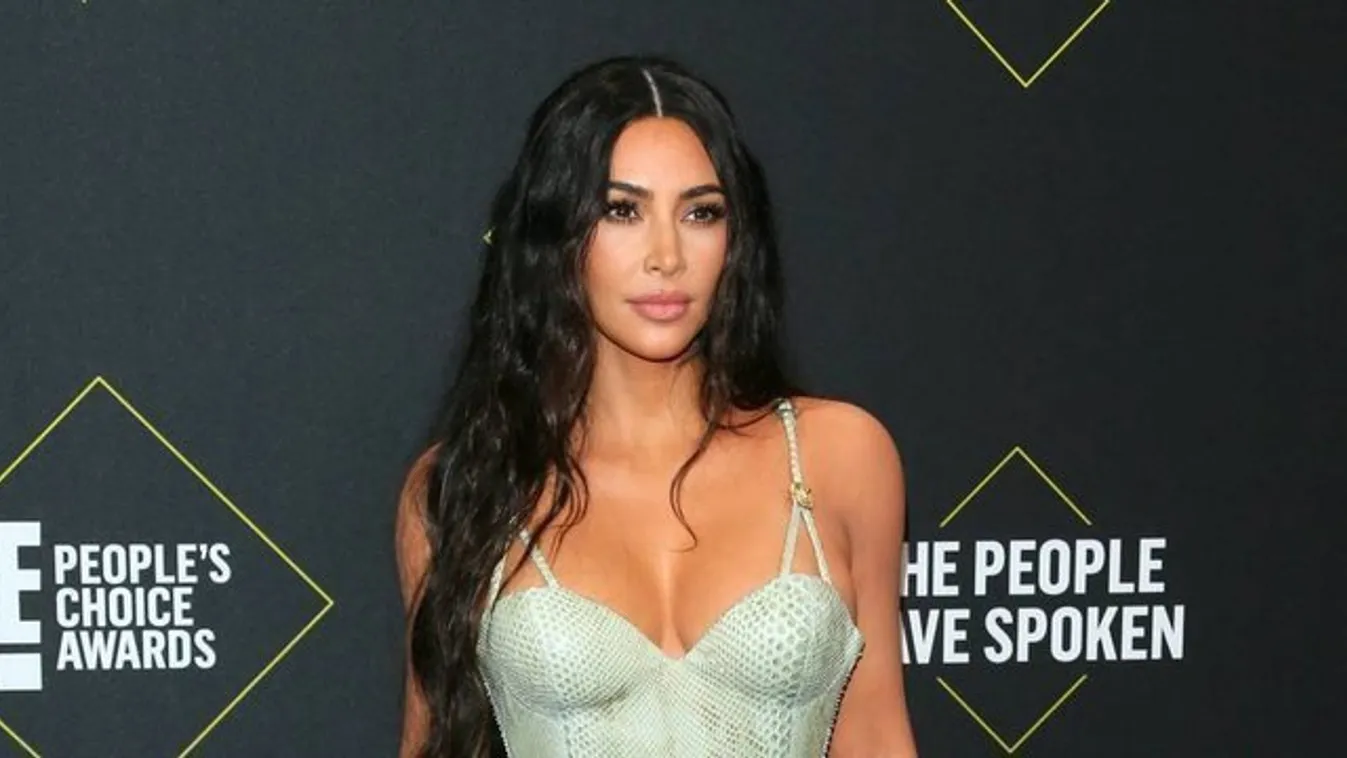 Bugyi, harisnya és combcsizma is van rajta csak éppen szoknyát felejtett el húzni Kim Kardasnhian - Fotó