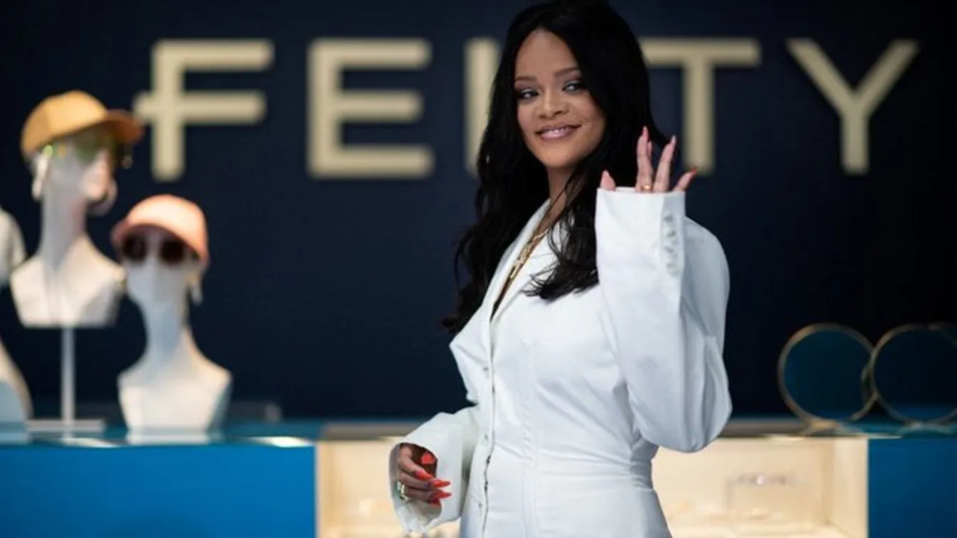 Alig tudja takarni hatalmas melleit a félmeztelen Rihanna – 18+ fotó
