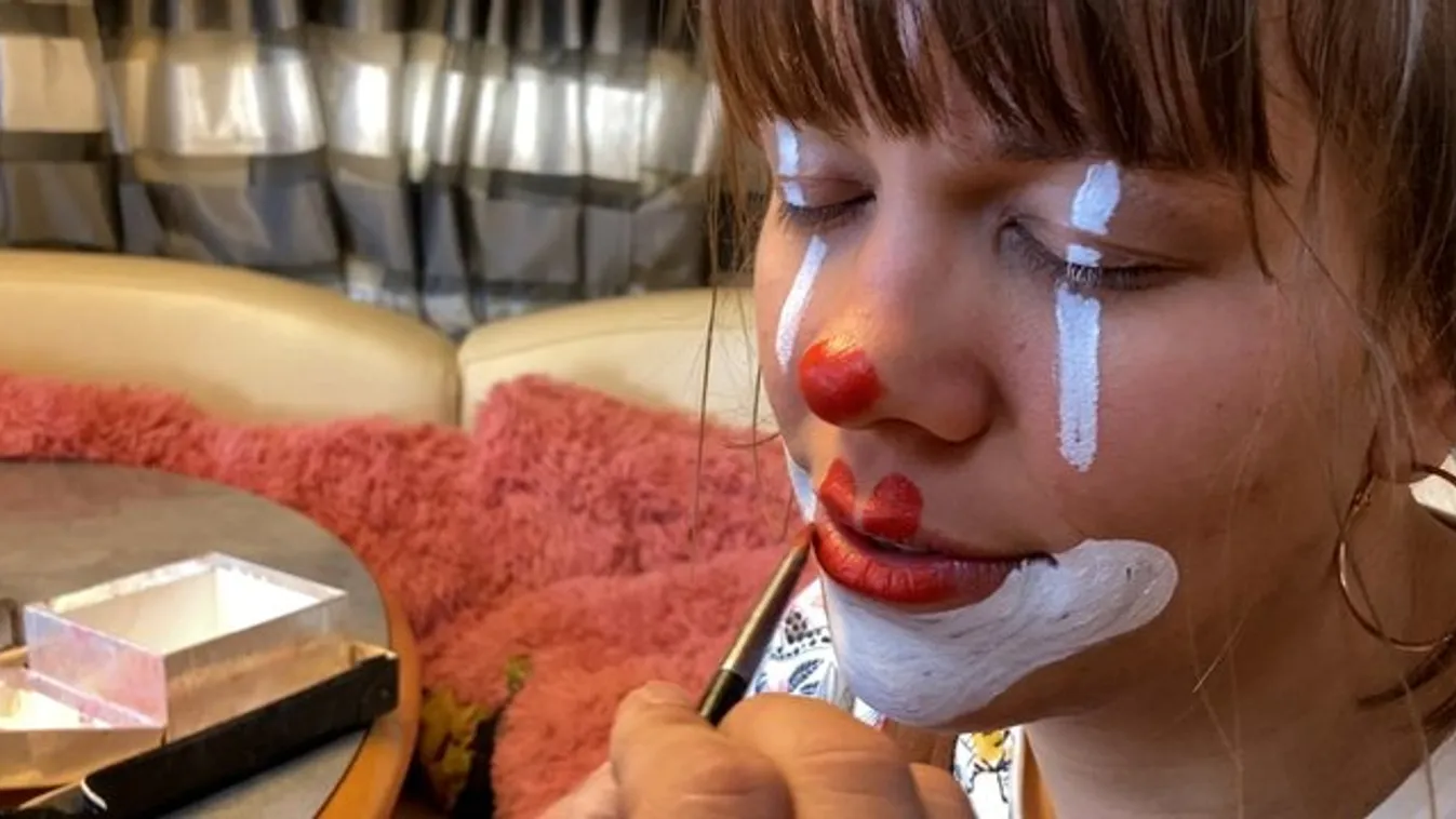Kolléganőnk cirkuszolva győzte le a bohócfóbiáját – videó