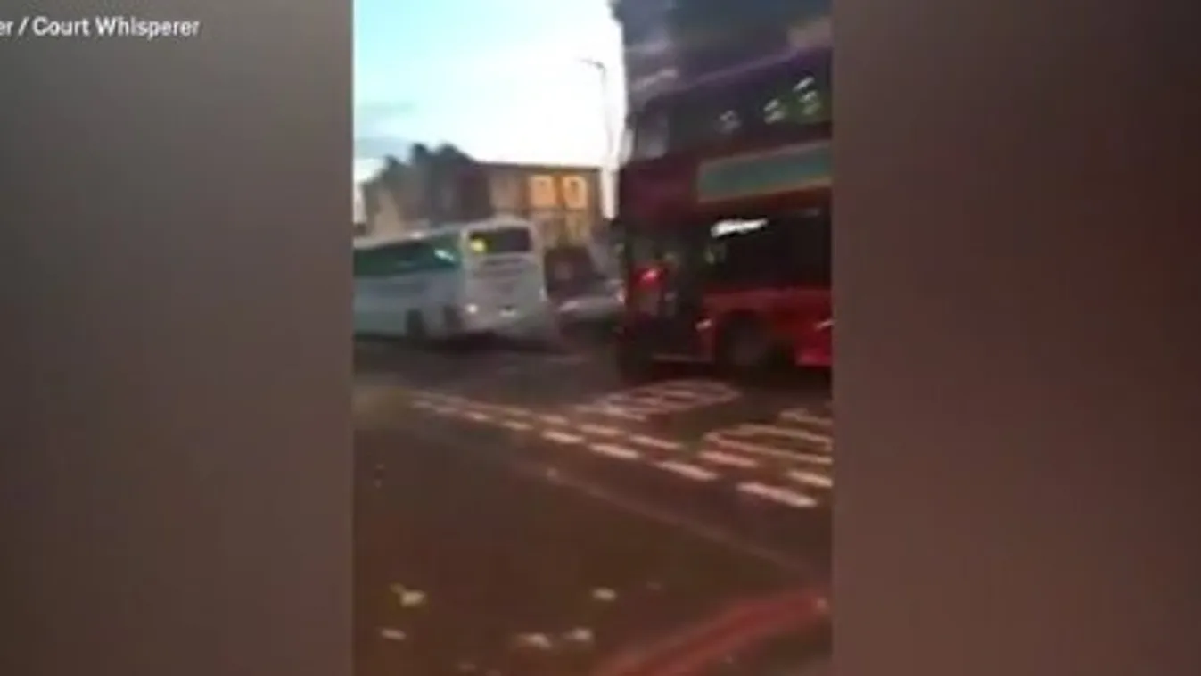 Könyörögtek az utasok a buszsofőrnek, ám ő lassítás nélkül ütközött az autónak, amiben gyerek ült - videó