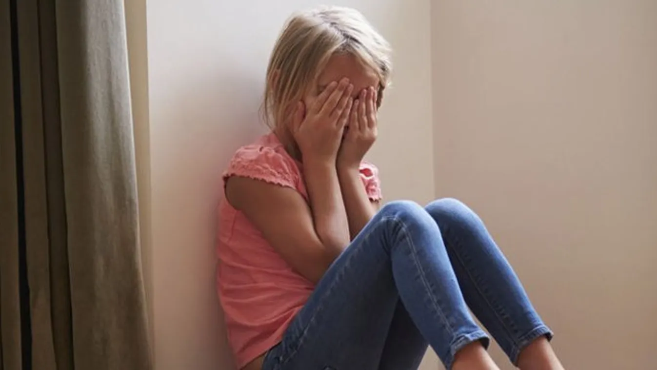 Havi rendszerességgel szexelt nevelt lányával a Szegeden elítélt férfi - először 12 évesen erőszakolta meg - 18+