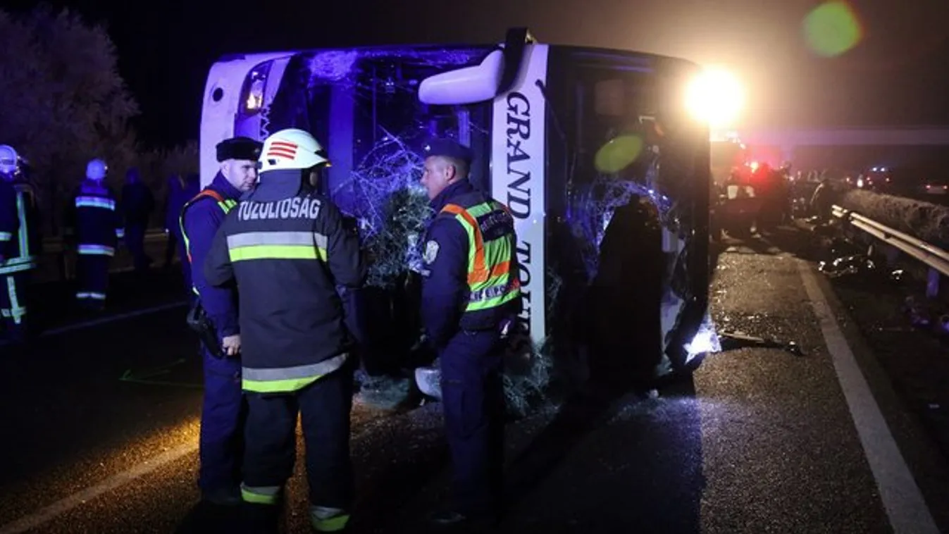 Horrorbaleset az M3-ason: a busz roncsa alá szorult az apa teste