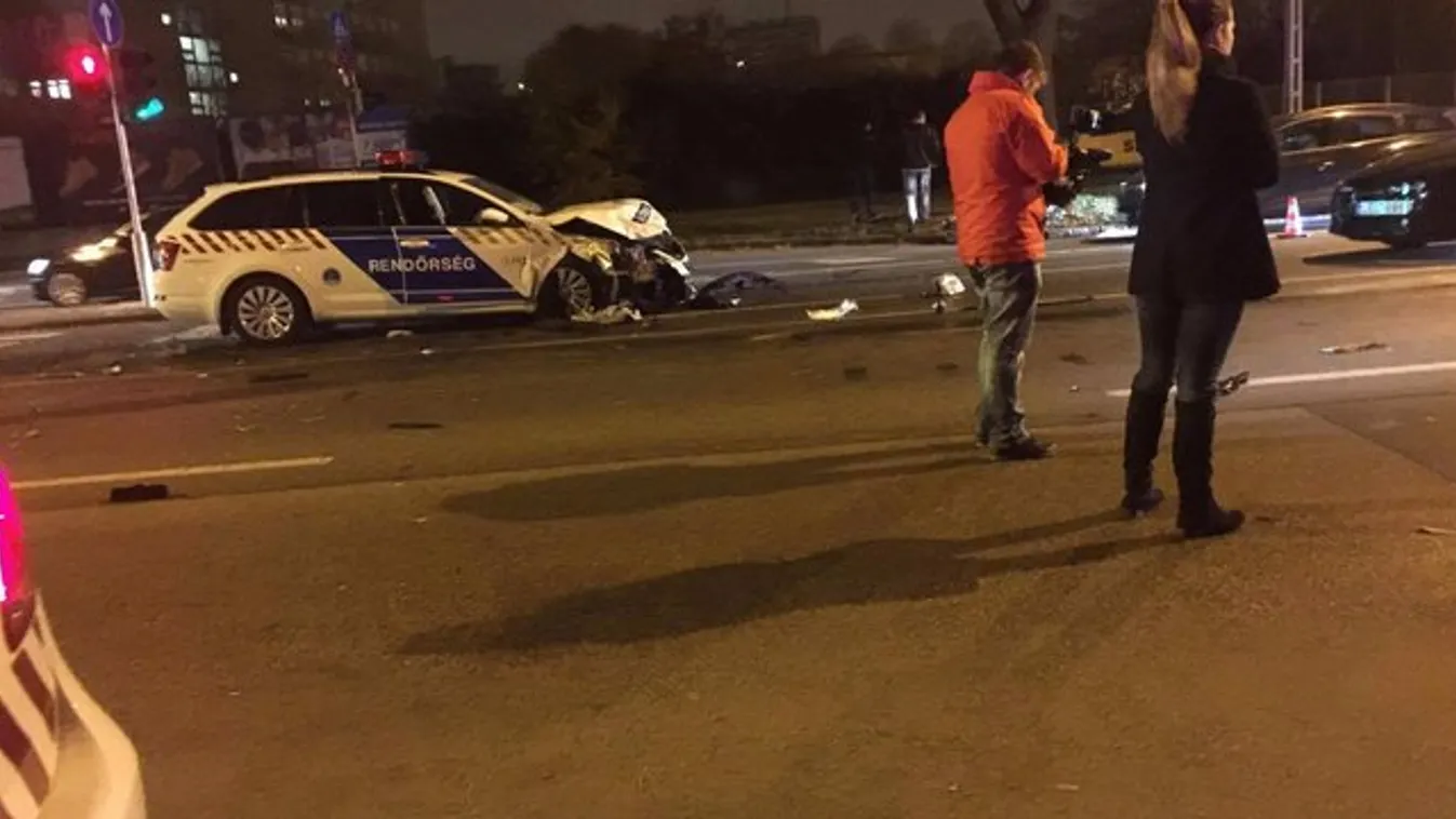 Összeütközött egy rendőrautó és két személyautó a Fiumei úton – fotó