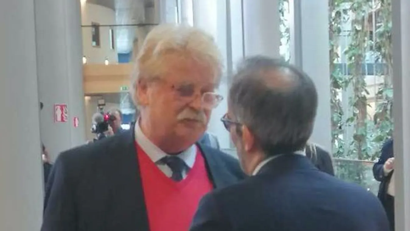 Egy mondatot ismételget Merkel kancellár kínos botrányba keveredett politikustársa