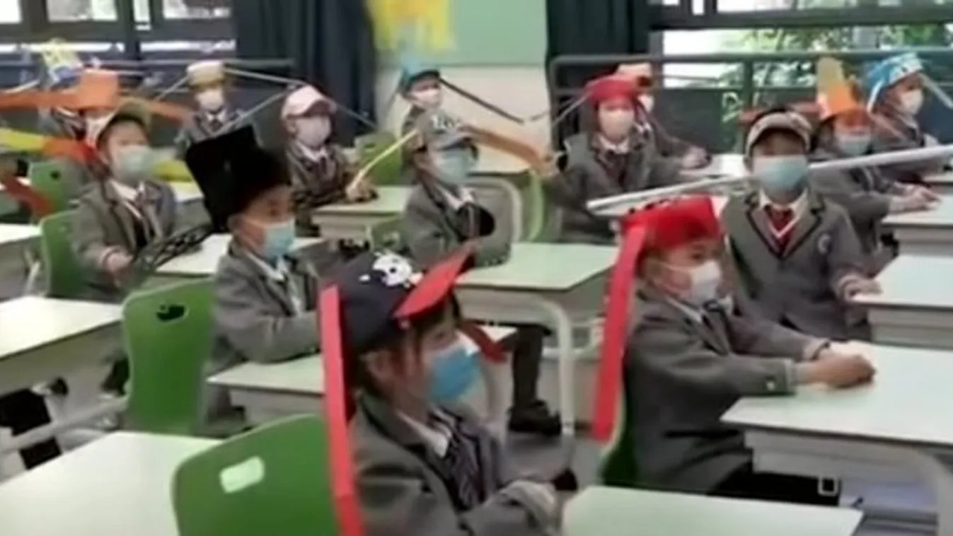 Made in China - Házi készítésű távtartó-sapkával védekeznek a kínai kisdiákok a koronavírus-fertőzés ellen