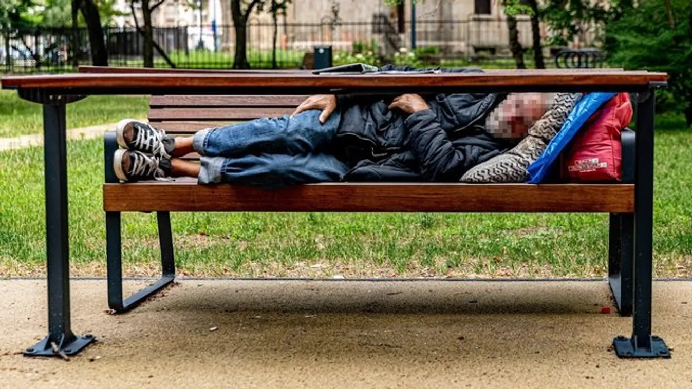 Döbbenetes látvány: Hajléktalanok szálltak meg minden parkot Budapesten – fotók