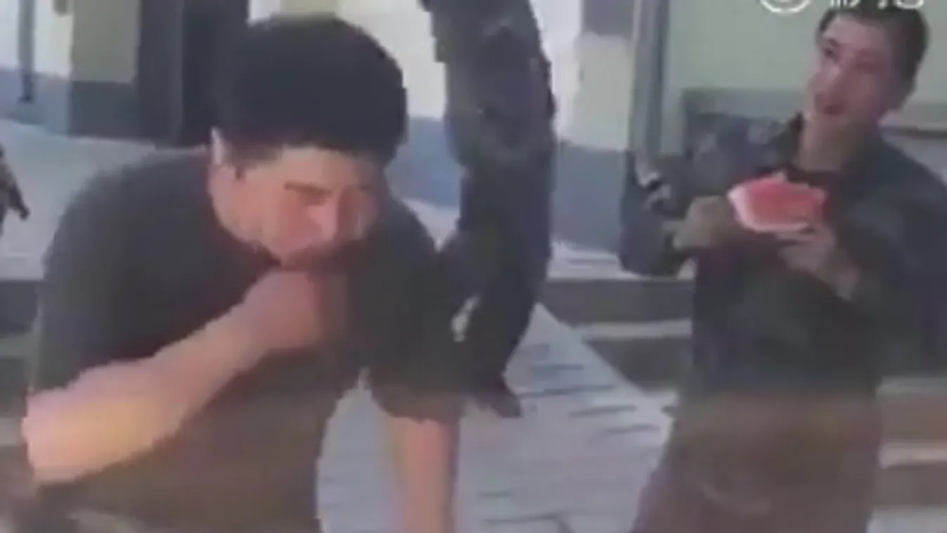 Nincs szó arra, amit ez a géppuskaszájú férfi művel