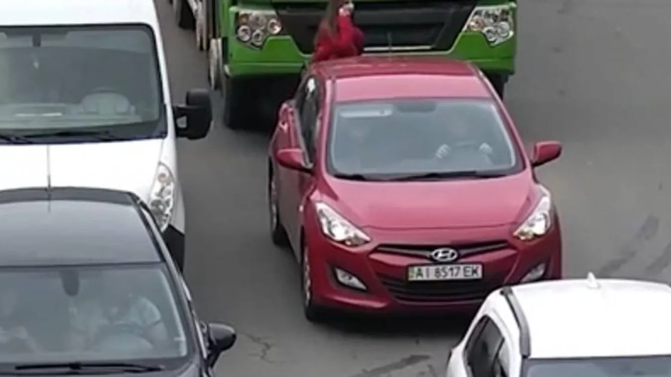 Videón a drámai baleset: így gyűrte maga alá egy betonkeverő teherautó a fiatal nőt