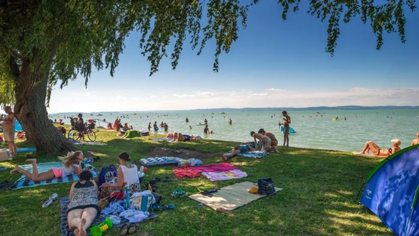 Balatonföldvári strand: Plédbe rejtett kamerával filmezett a kukkoló