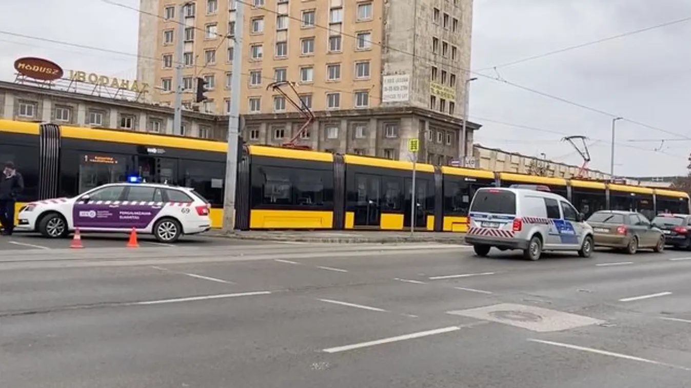 Baleset történt az 1-es villamos vonalán: beletolatott az utasokkal teli járműbe, majd elhajtott a teherautó sofőrje – videó