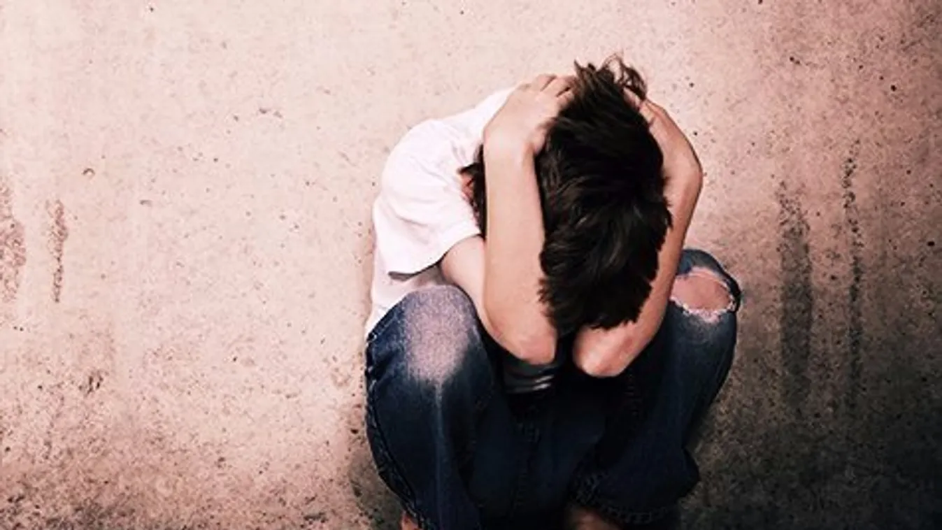 13 éves fiúcskát kényszerített szexre a perverz asszony - 18+