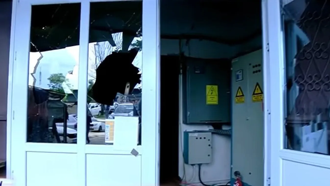 Anyaszült meztelenül próbált betörni a tévé épületébe egy elmebeteg nő – videó