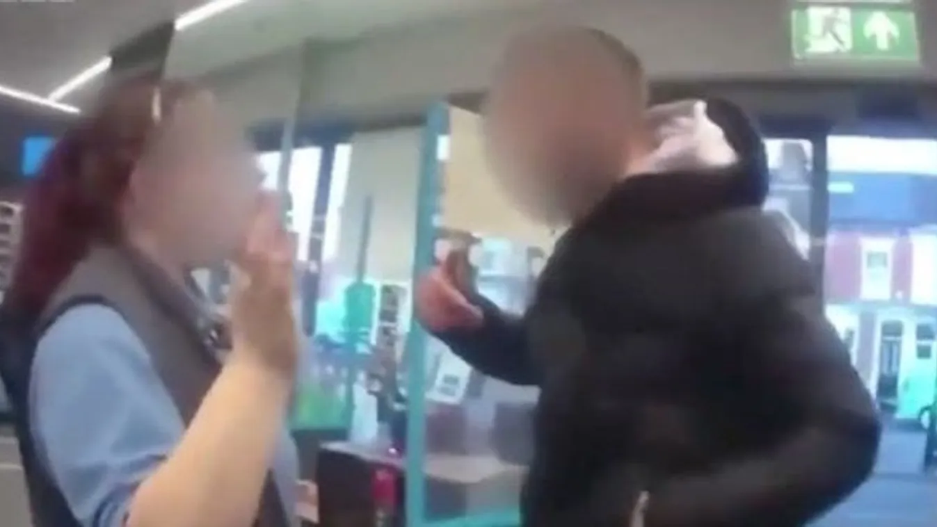 Brutális támadás: Pénztárosnőt ütött meg egy maszktagadó – videó