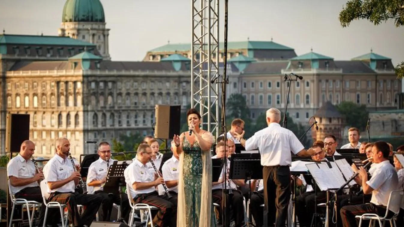 Ress Hajnalka énekel a Kossuth téri szentmise előtt - videó