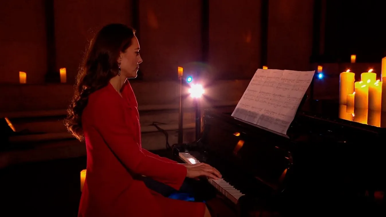 Katalin hercegné karácsony alkalmából a zongorához ült