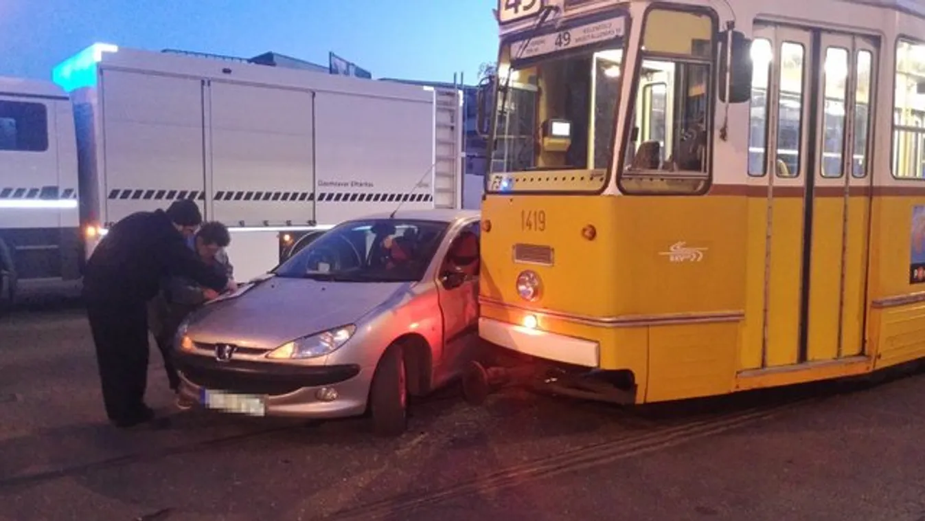 A 49-es villamos ütközött Budán - fotók