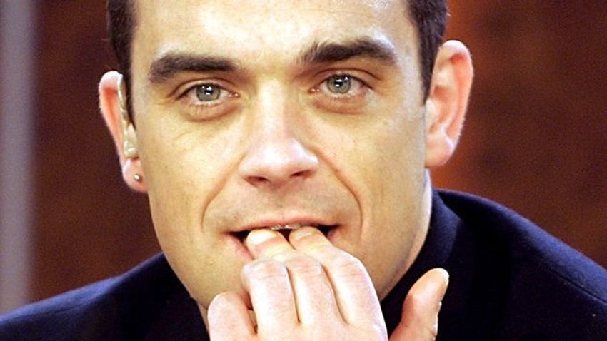 Robbie Williams Meztelen L Nnepelt Borsonline