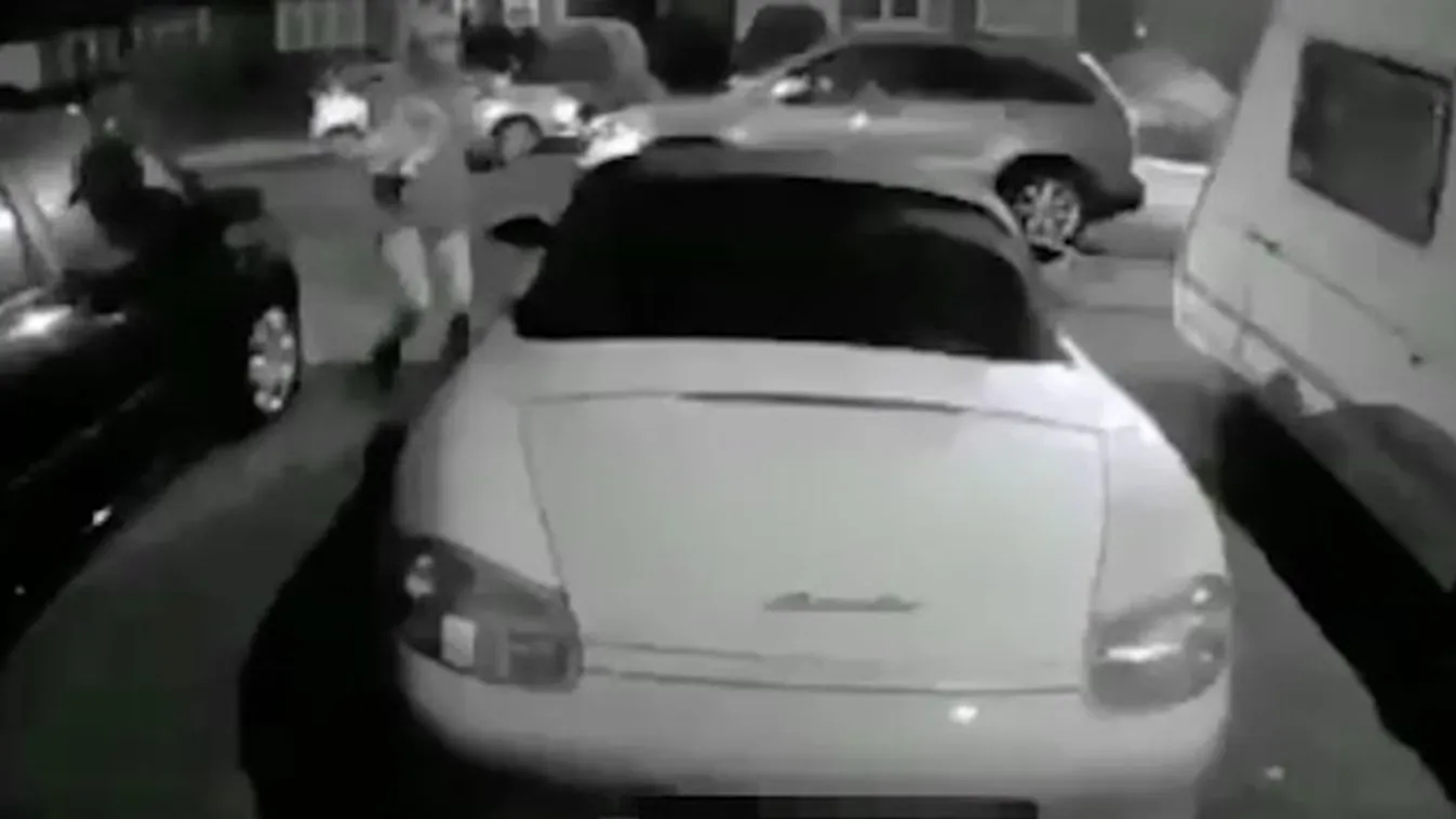 Undorító: saját ürülékét kente a luxuskocsira - videó