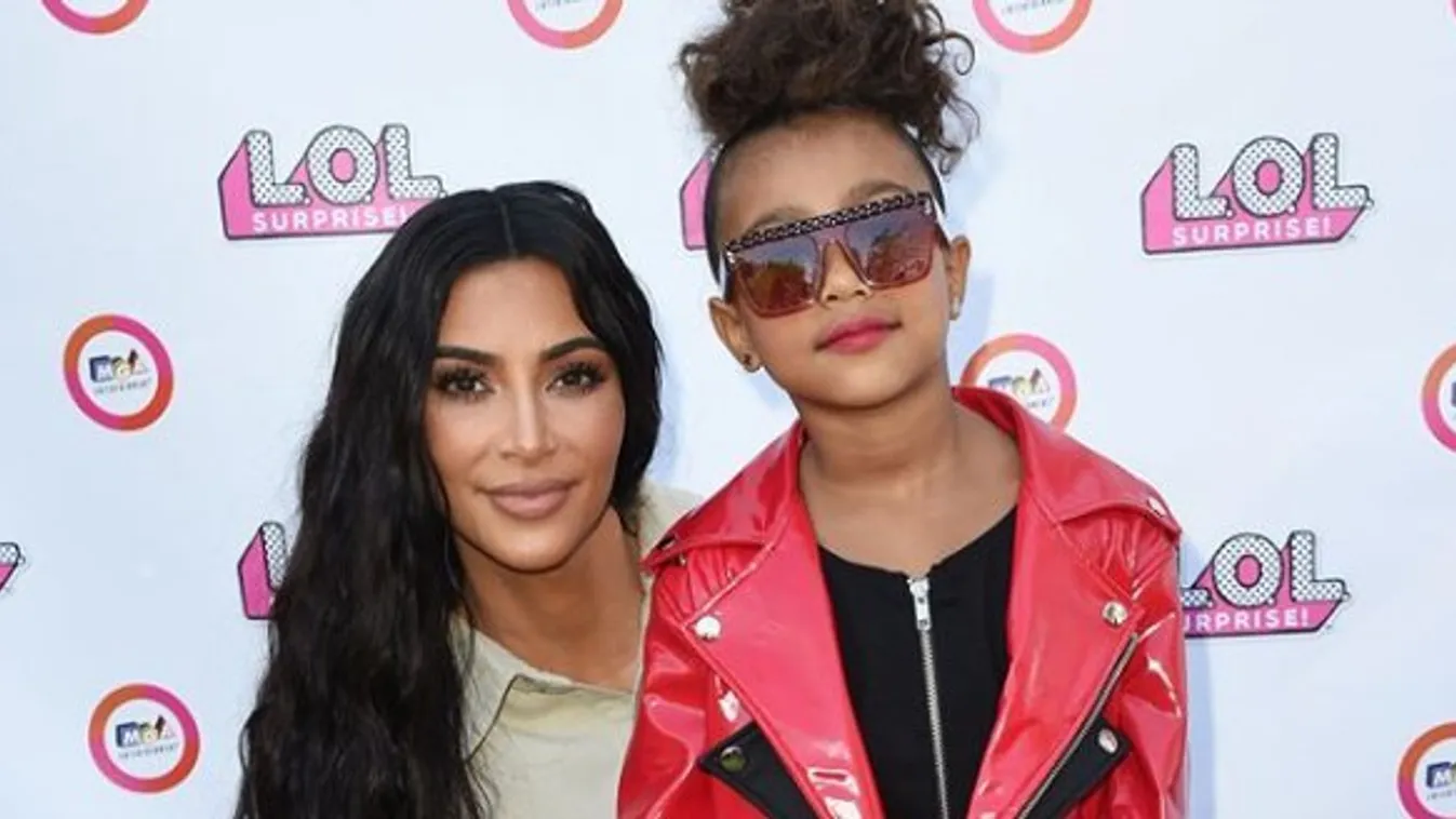 Így debütált Kim Kardashian kislánya élete első divatbemutatóján - videó