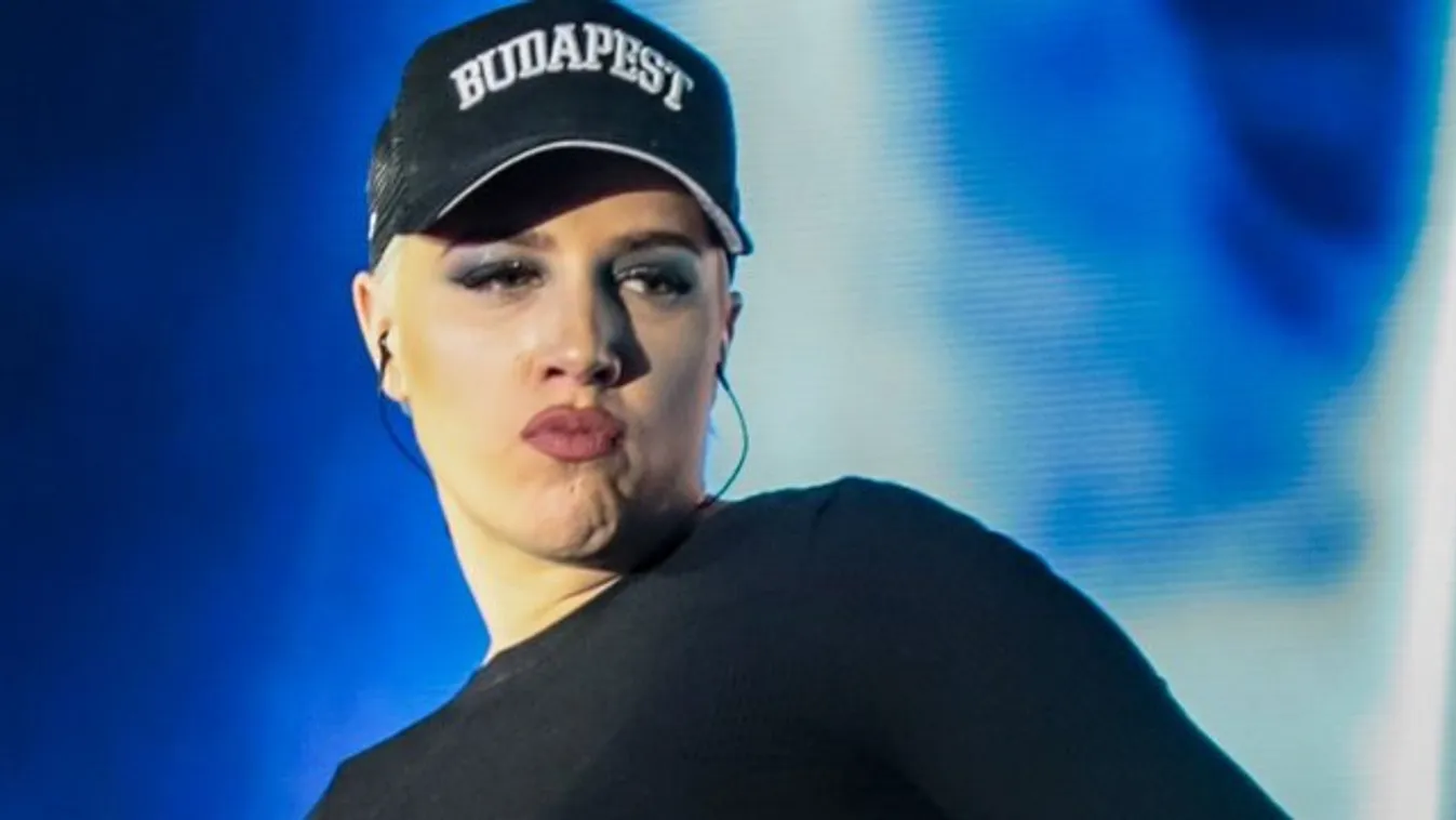 Tóth Gabi rohant haza kislányához
