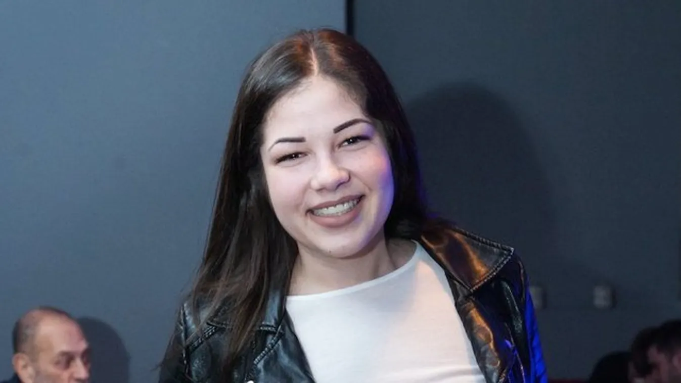 Bugyiját és melltartóját is megmutatta hasa érdekében Gáspár Evelin
