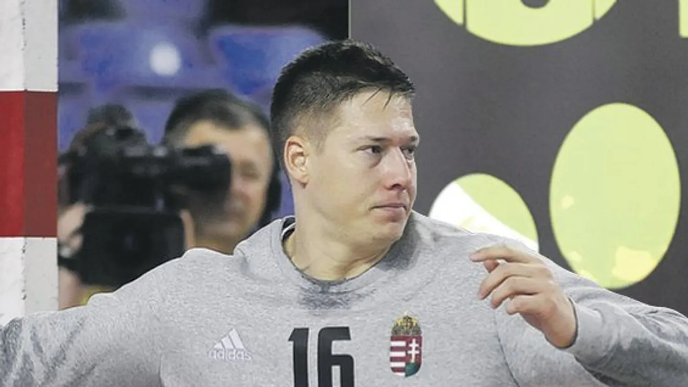 Mikler dobálja Tibi bácsi labdáit 